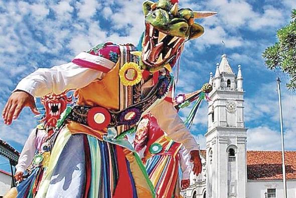 El Corpus Christi fusiona las celebraciones religiosas de la Iglesia católica con una serie de festejos y prácticas culturales populares. El Corpus Christi fusiona las celebraciones religiosas de la Iglesia católica con una serie de festejos y prácticas culturales populares.