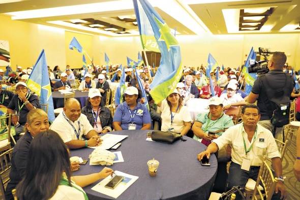 Al menos 366 delegados de los 424 habilitados para votar, emitieron su voto. Al menos 366 delegados de los 424 habilitados para votar, emitieron su voto.