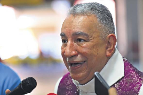 El arzobispo José Domingo Ulloa, en el terminal de Albrook mientras declaraba a la prensa. El arzobispo José Domingo Ulloa, en el terminal de Albrook mientras declaraba a la prensa.