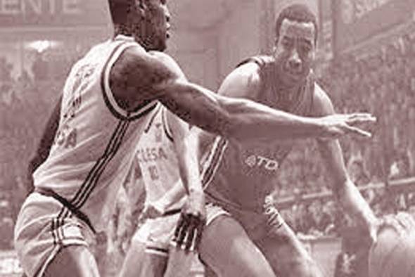 En la temporada 1986-87 Frazer se convirtió en el mejor anotador superando los 30 puntos promedio por partido, récord que hasta ahora conserva En la temporada 1986-87 Frazer se convirtió en el mejor anotador superando los 30 puntos promedio por partido, récord que hasta ahora conserva