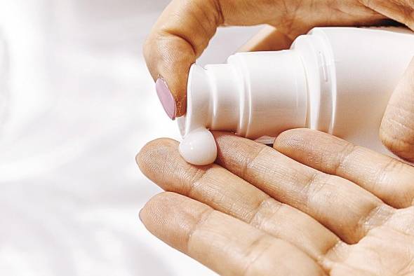 El protector solar ayuda a prevenir quemaduras en la piel y el cáncer. El protector solar ayuda a prevenir quemaduras en la piel y el cáncer.