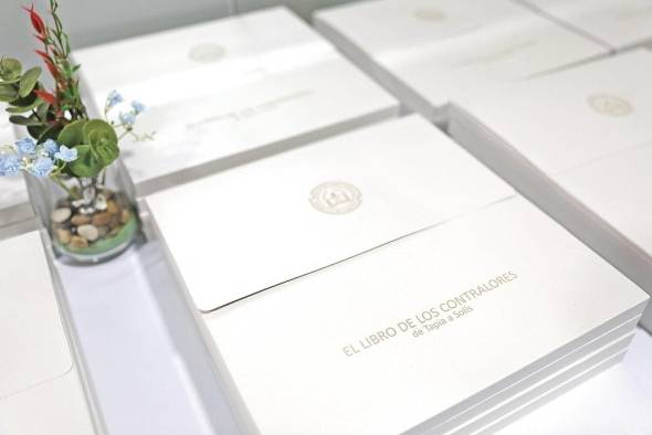 La edición, con sobre y cubierta dura cuenta con ele sudo de la institución en relieve. Son 172 páginas en papel satinado y cuenta con la galería de contralores a todo color La edición, con sobre y cubierta dura cuenta con ele sudo de la institución en relieve. Son 172 páginas en papel satinado y cuenta con la galería de contralores a todo color