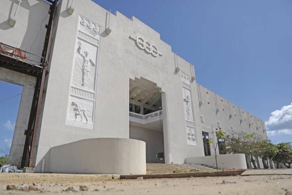 El histórico estadio Juan Demóstenes Arosemena es uno de los que se encuentra agonizando frente a la burocracia gubernamental. El histórico estadio Juan Demóstenes Arosemena es uno de los que se encuentra agonizando frente a la burocracia gubernamental.