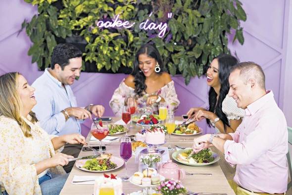 El menú incluye platos dulces y saldados, ensaladas y emparedados. El menú incluye platos dulces y saldados, ensaladas y emparedados.