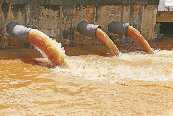 Las aguas residuales llevan en sí mismas contaminantes como bacterias, virus, parásitos, fertilizantes, pesticidas, fármacos, nitratos, fosfatos, plásticos, desechos fecales e incluso sustancias radiactivas. Las aguas residuales llevan en sí mismas contaminantes como bacterias, virus, parásitos, fertilizantes, pesticidas, fármacos, nitratos, fosfatos, plásticos, desechos fecales e incluso sustancias radiactivas.