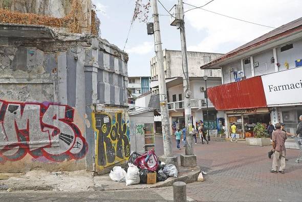 La mala disposición de los desechos afecta la imagen de la Peatonal de Avenida Central. La mala disposición de los desechos afecta la imagen de la Peatonal de Avenida Central.