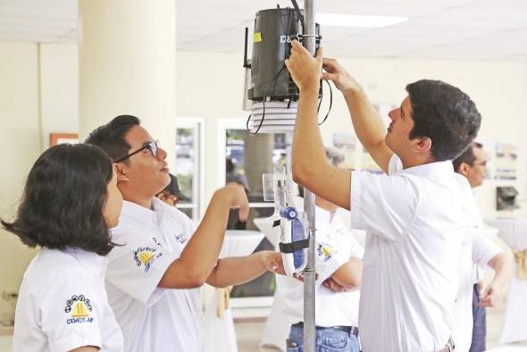 Estudiantes y estación meteorológica en la UTP. Estudiantes y estación meteorológica en la UTP.