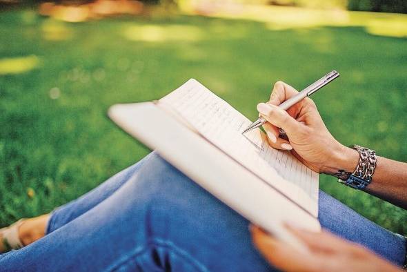 El derecho de autor se refiere al trabajo creativo de las personas en las distintas disciplinas como el arte, la literatura, la pintura, el cine, la publicidad: obras musicales. El derecho de autor se refiere al trabajo creativo de las personas en las distintas disciplinas como el arte, la literatura, la pintura, el cine, la publicidad: obras musicales.
