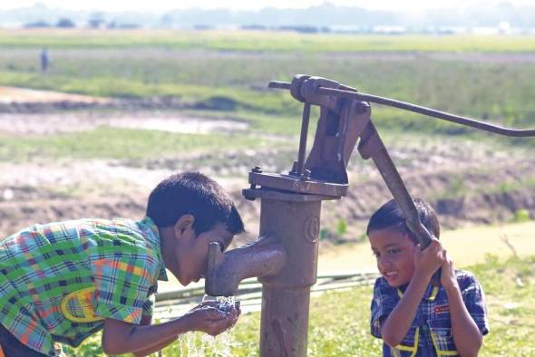 América Latina y el Caribe cuenta con una dotación de agua por habitante cuatro veces mayor al promedio mundial, pero sus reservas y flujos se encuentran distribuidos muy heterogéneamente. América Latina y el Caribe cuenta con una dotación de agua por habitante cuatro veces mayor al promedio mundial, pero sus reservas y flujos se encuentran distribuidos muy heterogéneamente.