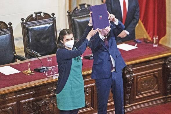 La presidenta de la Convención Constitucional María Elisa Quinteros, y el vicepresidente, Gaspar Domínguez, muestran el texto final de la propuesta carta magna. La presidenta de la Convención Constitucional María Elisa Quinteros, y el vicepresidente, Gaspar Domínguez, muestran el texto final de la propuesta carta magna.