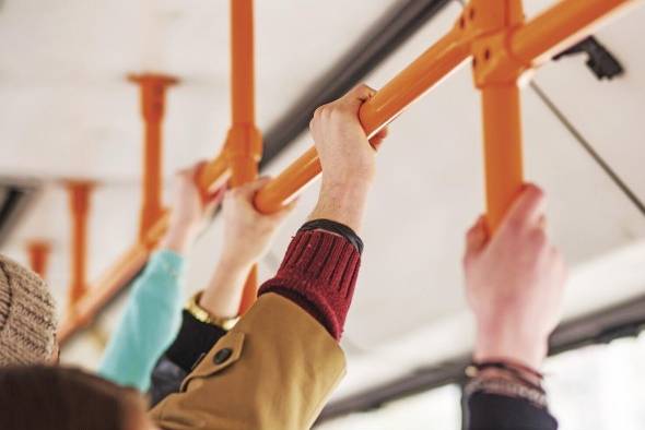 El transporte público no solo reduce la huella de carbono, sino la congestión del tráfico. El transporte público no solo reduce la huella de carbono, sino la congestión del tráfico.