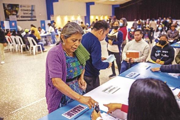 Ciudadanos votan en las elecciones generales tras la apertura de los colegios electorales, en San Juan Sacatepéquez a 45 kilómetros de la ciudad de Guatemala (Guatemala). Ciudadanos votan en las elecciones generales tras la apertura de los colegios electorales, en San Juan Sacatepéquez a 45 kilómetros de la ciudad de Guatemala (Guatemala).