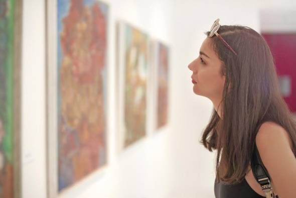 Podríamos, desde otro punto de vista, considerar el arte como un modo de “catarsis” que implica la participación del espectador al identificarse emocionalmente con la obra. Podríamos, desde otro punto de vista, considerar el arte como un modo de “catarsis” que implica la participación del espectador al identificarse emocionalmente con la obra.