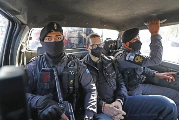 Enrique Martinelli Linares fue fuertemente custodiado por agentes policiales guatemaltecos desde la prisión del cuartel militar Mariscal Zavalal hasta el aeropuerto La Aurora. Enrique Martinelli Linares fue fuertemente custodiado por agentes policiales guatemaltecos desde la prisión del cuartel militar Mariscal Zavalal hasta el aeropuerto La Aurora.