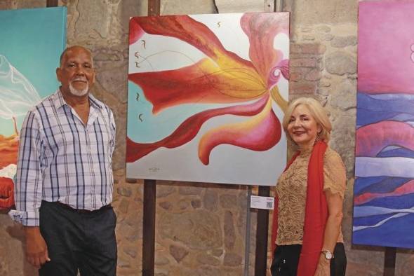 El maestro Olaciregui junto a la obra de Marilú Puerta. El maestro Olaciregui junto a la obra de Marilú Puerta.