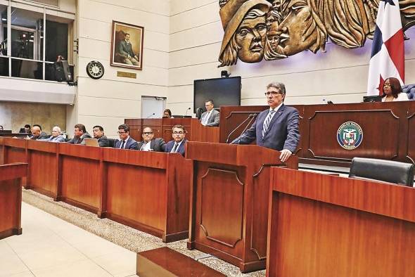 La Asamblea Nacional cumple un rol fiscalizador. La Asamblea Nacional cumple un rol fiscalizador.
