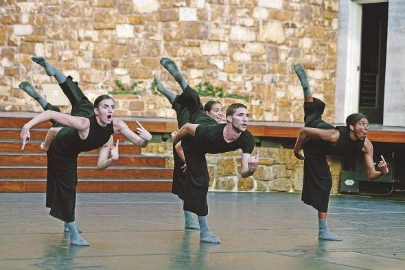 'Drift' se compone por movimientos rápidos, punzantes, delicados y en armonía. 'Drift' se compone por movimientos rápidos, punzantes, delicados y en armonía.