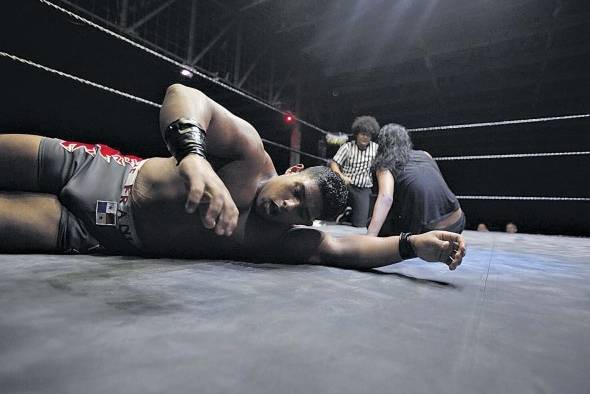 Deimos enfrenta a Crush durante una competencia de lucha libre Deimos enfrenta a Crush durante una competencia de lucha libre