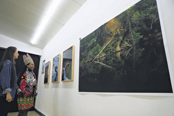 La fotógrafa Enea Lebrun y la lideresa Andrea Lino en la inaguración de la muestra. La fotógrafa Enea Lebrun y la lideresa Andrea Lino en la inaguración de la muestra.