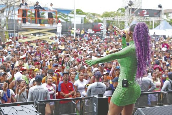 Los artistas animaban a la gente. Los artistas animaban a la gente.