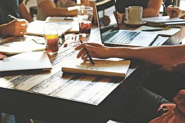 Para algunas compañías, captar y retener talento representa un desafío adicional. Para algunas compañías, captar y retener talento representa un desafío adicional.