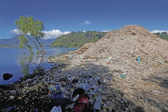 Quienes carecen de servicios de agua y saneamiento en América Latina y el Caribe se encuentran concentrados en zonas periurbanas, en los cinturones de pobreza que existen en la periferia de muchas de las ciudades de la región. Quienes carecen de servicios de agua y saneamiento en América Latina y el Caribe se encuentran concentrados en zonas periurbanas, en los cinturones de pobreza que existen en la periferia de muchas de las ciudades de la región.