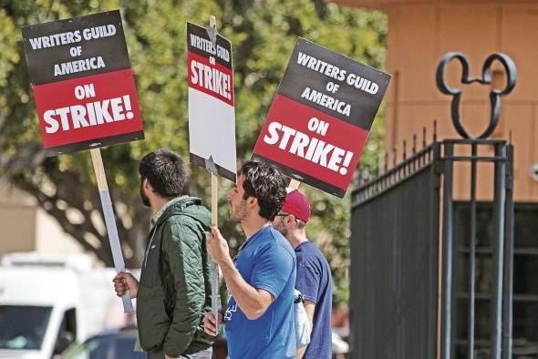 En 2007 también se dio una huelga de guionistas en Hollywood, por razones similares. En 2007 también se dio una huelga de guionistas en Hollywood, por razones similares.