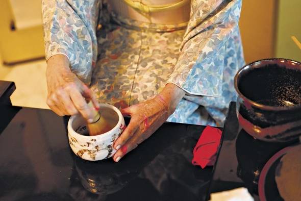 El té se bate con una escobilla de bambú El té se bate con una escobilla de bambú