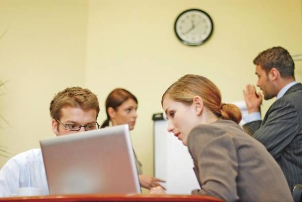 Las empresas son sistemas sociales complejos que necesitan ajustes para adaptarse a los cambios Las empresas son sistemas sociales complejos que necesitan ajustes para adaptarse a los cambios