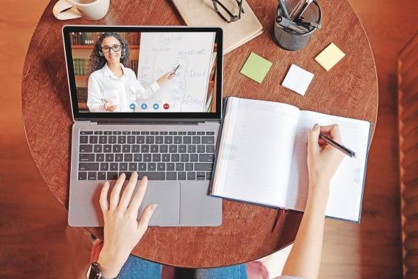 La formación virtual tiene ventajas sobre la presencial y hacia allá se encamina la educación superior. La formación virtual tiene ventajas sobre la presencial y hacia allá se encamina la educación superior.