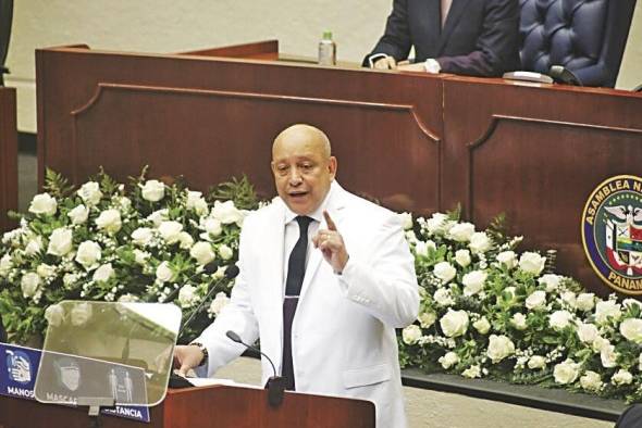 Adames defendió la gestión realizada en el tercer periodo y dijo que sacarán adelante la ley de conflicto de intereses, vetada por el Ejecutivo. Adames defendió la gestión realizada en el tercer periodo y dijo que sacarán adelante la ley de conflicto de intereses, vetada por el Ejecutivo.