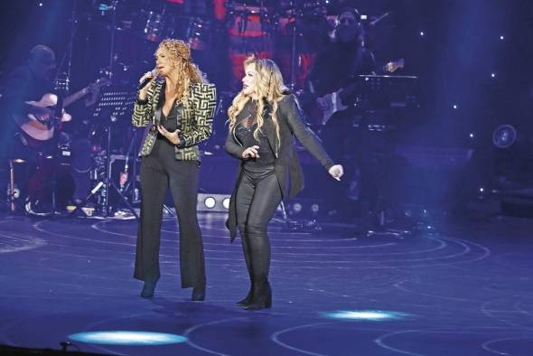 Erika compartió escenario con Ednita Nazario. Erika compartió escenario con Ednita Nazario.