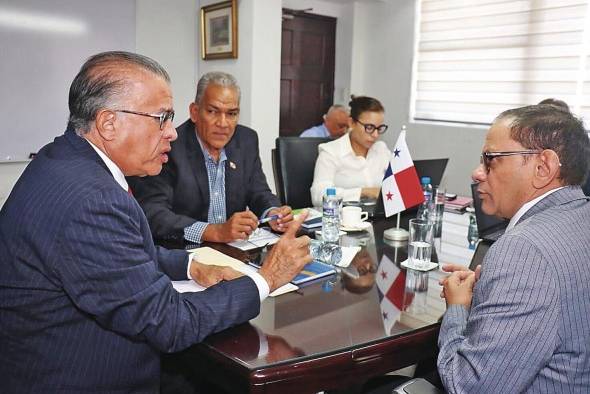 Momentos en que altos representantes de la Arap, el Mida y Ospesca abordan el tema de la trazabilidad acuícola y pesquera de los países de Centroamérica y Panamá. Momentos en que altos representantes de la Arap, el Mida y Ospesca abordan el tema de la trazabilidad acuícola y pesquera de los países de Centroamérica y Panamá.