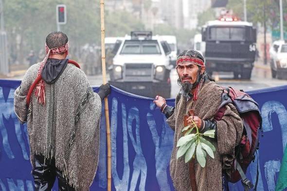 Esta escalada de tensiones se enmarca en una crisis que no es nueva en Chile y que tiene como fondo el problema la ocupación de tierras ancestrales indígenas. Esta escalada de tensiones se enmarca en una crisis que no es nueva en Chile y que tiene como fondo el problema la ocupación de tierras ancestrales indígenas.