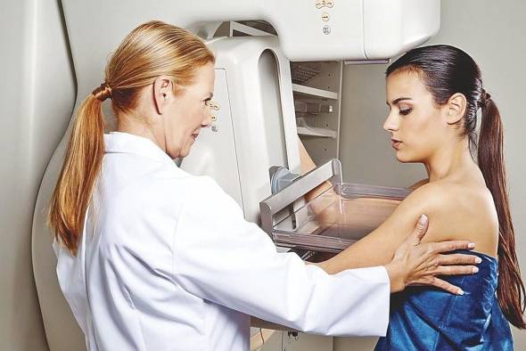 La principal causa es el factor hereditario, pues entre el 5% y 10% de las pacientes tienen antecedentes familiares. La principal causa es el factor hereditario, pues entre el 5% y 10% de las pacientes tienen antecedentes familiares.