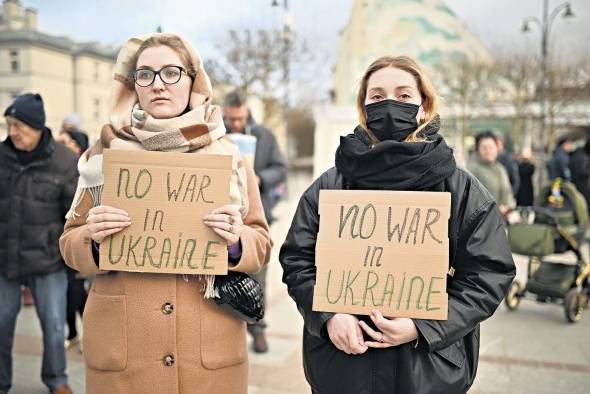 Personas de todo el mundo realizan protestas y manifestaciones contra los militares rusos que invadieron tierras ucranianas. Personas de todo el mundo realizan protestas y manifestaciones contra los militares rusos que invadieron tierras ucranianas.