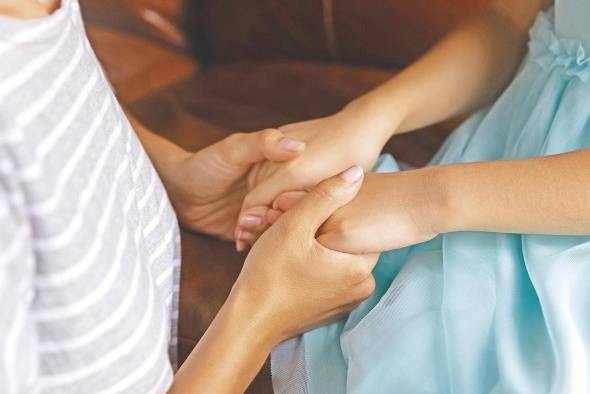 La OMS define el abuso físico como el uso deliberado de la fuerza física contra un niño. La OMS define el abuso físico como el uso deliberado de la fuerza física contra un niño.