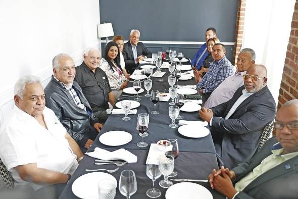 Los líderes de partidos políticos se reunieron para abordar temas nacionales. Los líderes de partidos políticos se reunieron para abordar temas nacionales.