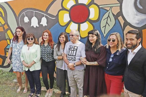 Los artistas Mon Laferte (3d) y Alejandro “Mono” González (c) posan junto a otras personas durante la inauguración de su mural. Los artistas Mon Laferte (3d) y Alejandro “Mono” González (c) posan junto a otras personas durante la inauguración de su mural.
