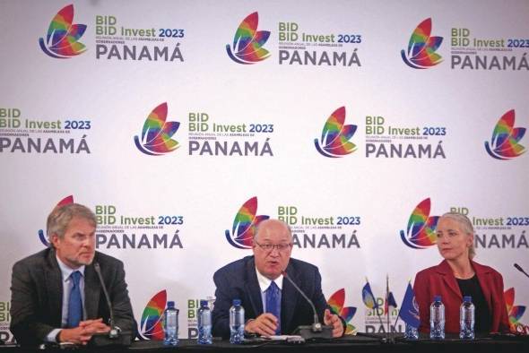 El nuevo presidente del Banco Interamericano de Desarrollo (BID), Ilan Goldfajn (c) habla en conferencia de prensa. El nuevo presidente del Banco Interamericano de Desarrollo (BID), Ilan Goldfajn (c) habla en conferencia de prensa.