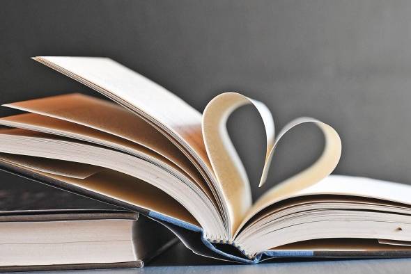 Neurólogos y psicólogos recomiendan la lectura erótica como método para fortalecer las relaciones. Neurólogos y psicólogos recomiendan la lectura erótica como método para fortalecer las relaciones.