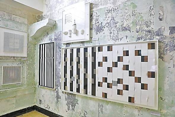 El pintor Nessim Bassan apuesta por la simplicidad y la geometría en sus obras. El pintor Nessim Bassan apuesta por la simplicidad y la geometría en sus obras.