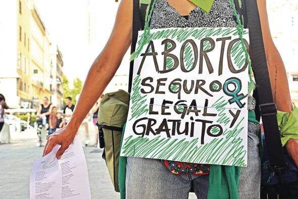 Las mujeres que no consiguen romper las relaciones de sometimiento, no pueden negarse a tener relaciones sexuales con su agresor, ya que resistirse generaría mayor violencia. Las mujeres que no consiguen romper las relaciones de sometimiento, no pueden negarse a tener relaciones sexuales con su agresor, ya que resistirse generaría mayor violencia.