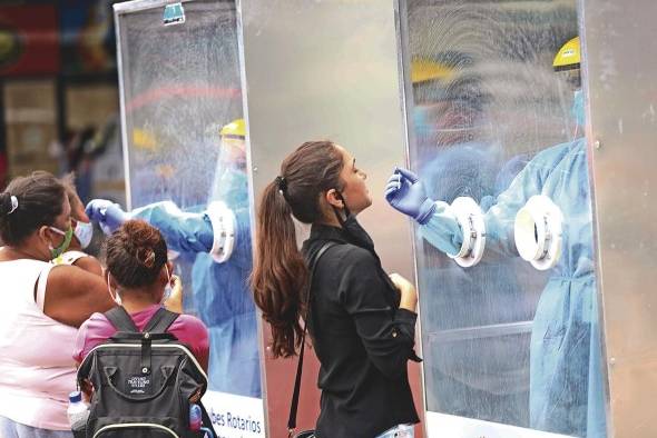 Los expertos señalan que la mayor utilidad de las pruebas tiene lugar cuando los pacientes presentan síntomas. Los expertos señalan que la mayor utilidad de las pruebas tiene lugar cuando los pacientes presentan síntomas.