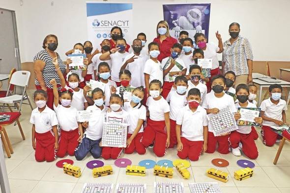 Los estudiantes y el equipo docente celebran los resultados del taller educativo. Los estudiantes y el equipo docente celebran los resultados del taller educativo.