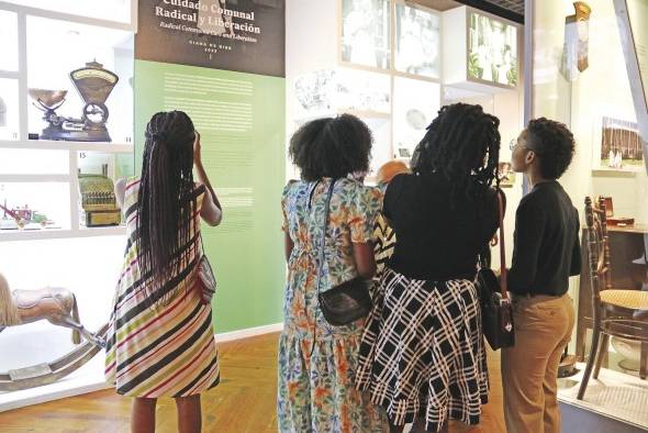 'Cuidado Comunal Radical y Liberación' estará disponible en el Museo del Canal hasta el mes de diciembre. 'Cuidado Comunal Radical y Liberación' estará disponible en el Museo del Canal hasta el mes de diciembre.