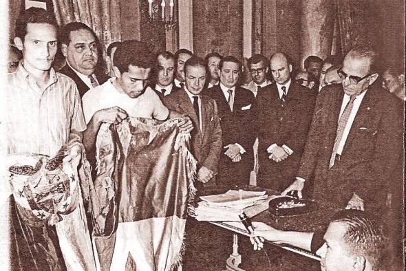 Elexpresidente de Panamá Roberto F Chiari junto a los jóvenes que participaron de la gesta del 9 enero de 1954. Elexpresidente de Panamá Roberto F Chiari junto a los jóvenes que participaron de la gesta del 9 enero de 1954.