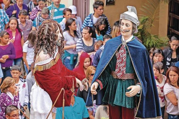 En Colombia, la Semana Santa se celebra de forma diferente en las distintas partes del territorio nacional. En Colombia, la Semana Santa se celebra de forma diferente en las distintas partes del territorio nacional.