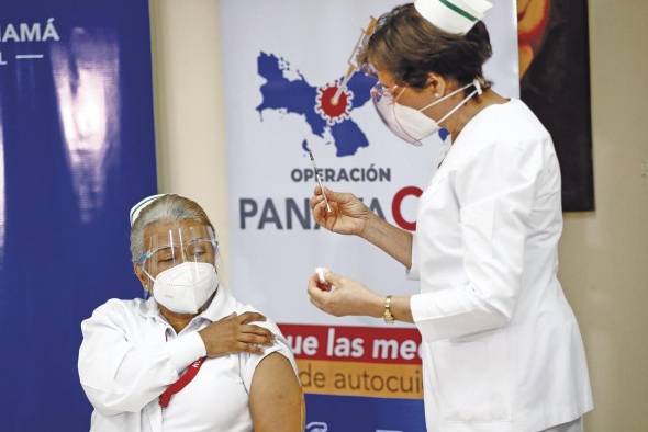 Violeta Gaona, primera en recibir la vacuna anticovid. Violeta Gaona, primera en recibir la vacuna anticovid.