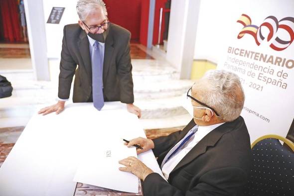 Castillero durante la firma de autógrafos de su nuevo libro. Castillero durante la firma de autógrafos de su nuevo libro.